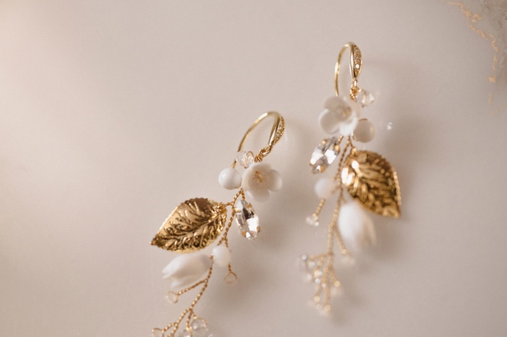 Delikatne kolczyki ślubne listki