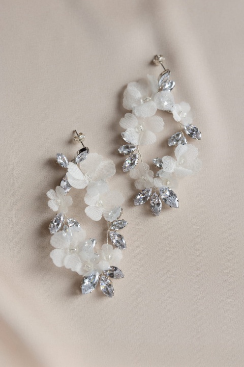 srebrne klipsy z jedwabnymi kwiatami i cyrkoniami