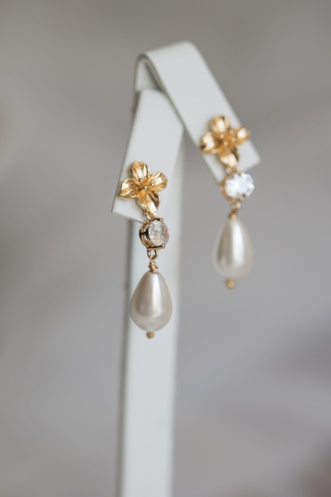 kwiatowe kolczyki ślub złote z perłą