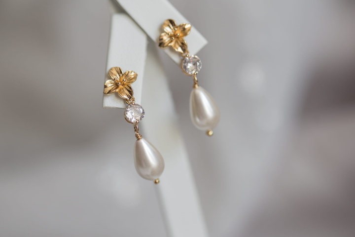 kwiatowe kolczyki ślub złote z perłą