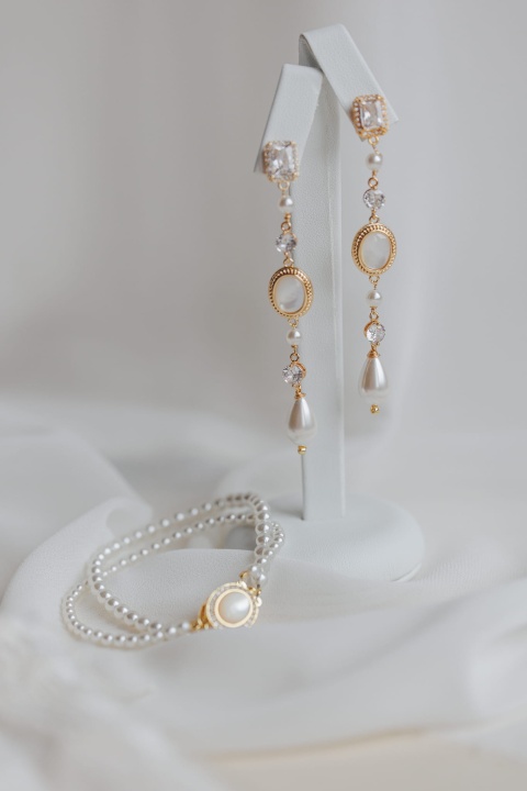 złote kolczyki z cyrkoniami i perłami vintage retro