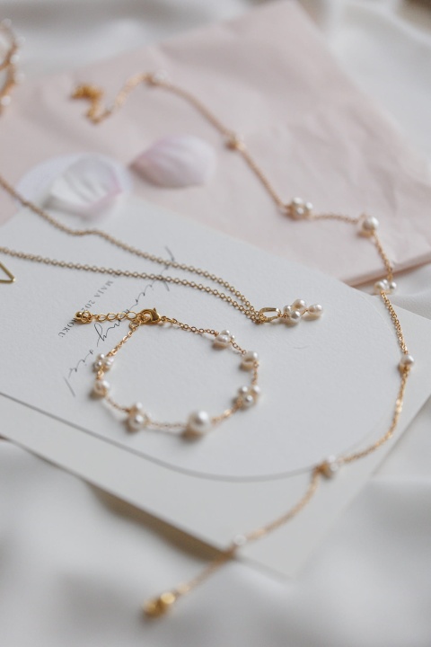 Złota bransoletka z perłami dla Panny Młodej – biżuteria ślubna