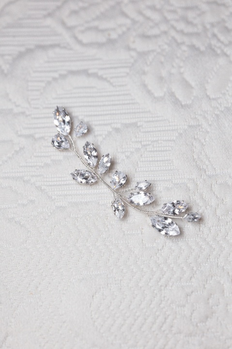 Delikatna ozdoba ślubna do włosów z błyszczącymi kryształami