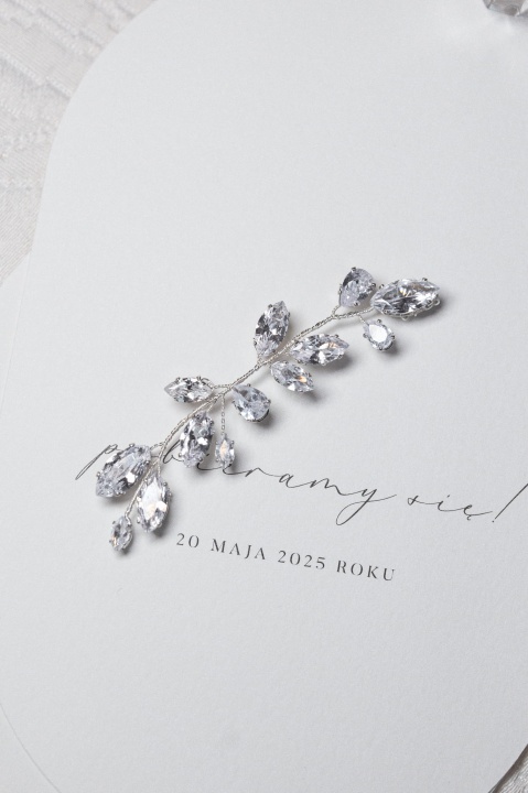 Kryształowa ozdoba do włosów w kształcie gałązki na jasnym tle