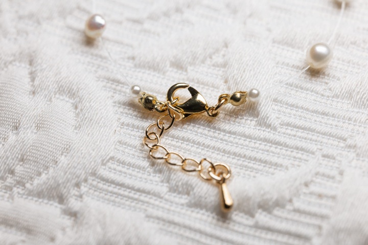 Delikatna bransoletka z nieregularnymi perłami