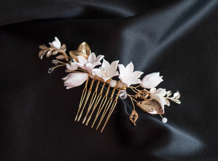 ślubny grzebyk z kwiatami