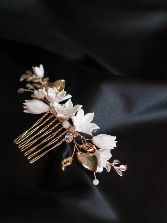 ślubny grzebyk z kwiatami i listkami