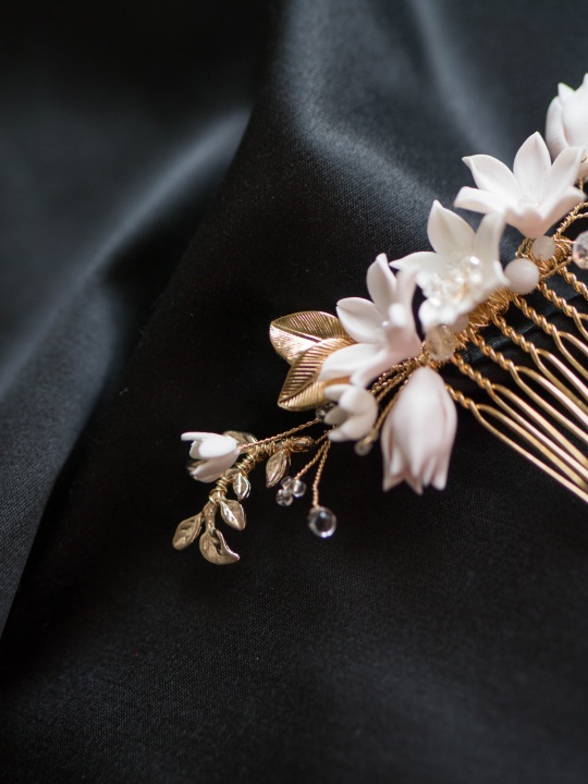 ślubny grzebyk z kwiatami i listkami