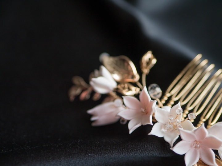 ślubny grzebyk z kwiatami