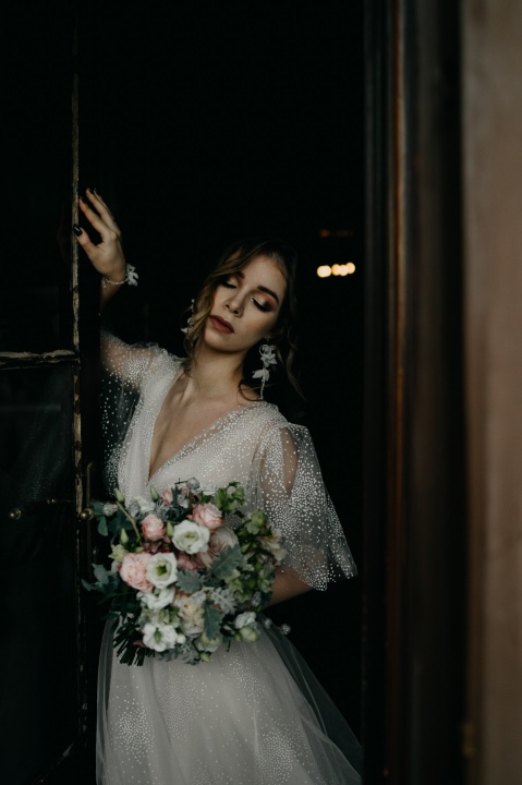 srebrne kolczyki ślubne boho z jedwabnymi kwiatami