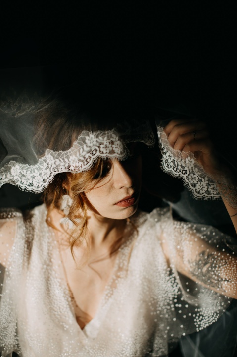 srebrne kolczyki ślubne boho z jedwabnymi kwiatami