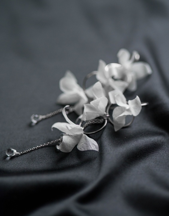 srebrne kolczyki ślubne boho z jedwabnymi kwiatami