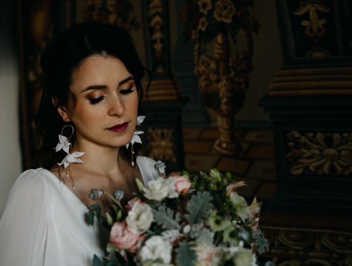 kolczyki ślubne z kwiatami