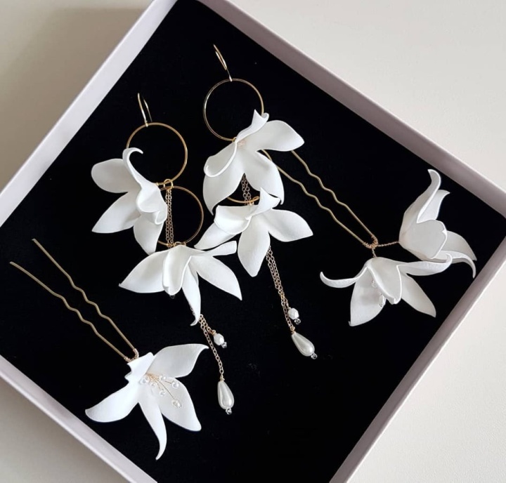 kolczyki ślubne z kwiatami