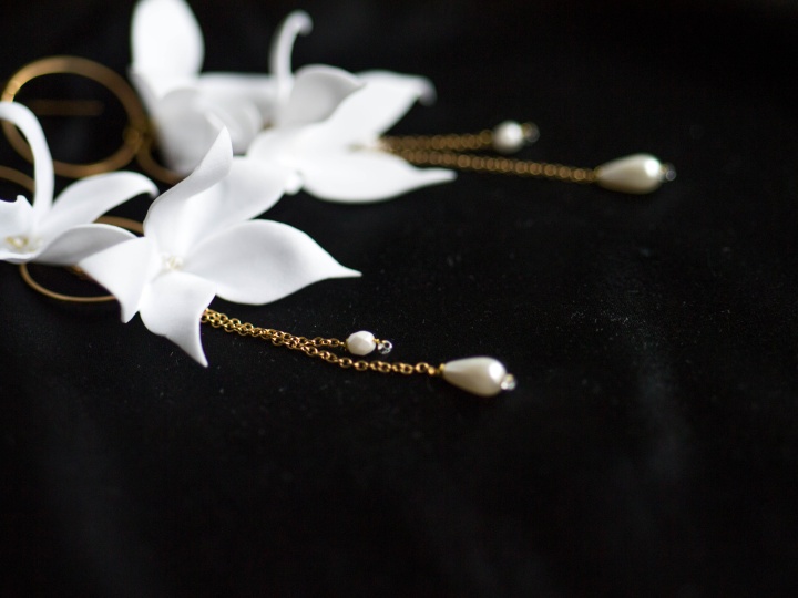 długie kolczyki ślubne z kwiatami