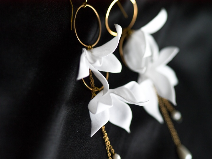 długie kolczyki ślubne z kwiatami