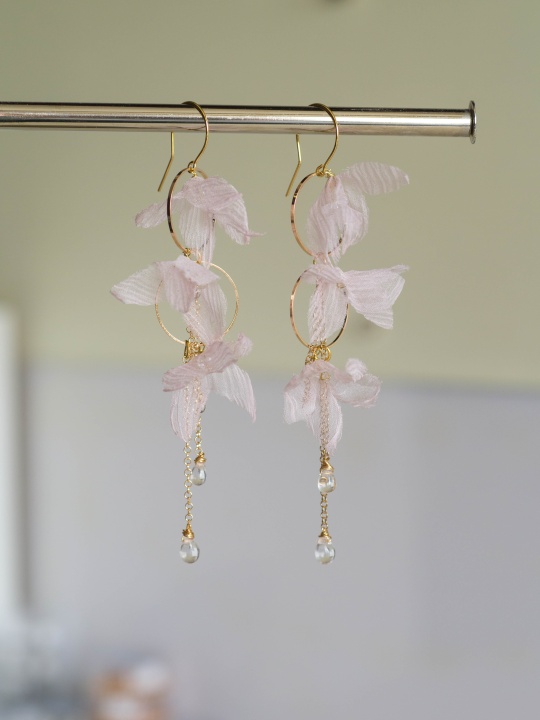 złote kolczyki slubne z kwiatami