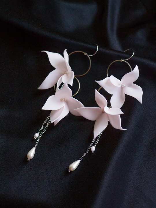 kolczyki ślubne boho z kwiatami jasnoróżowe