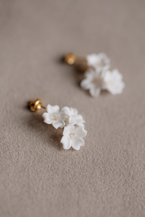 krótkie kolczyki ślubne z kwiatkami