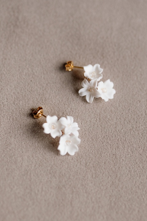 krótkie kolczyki ślubne z kwiatkami