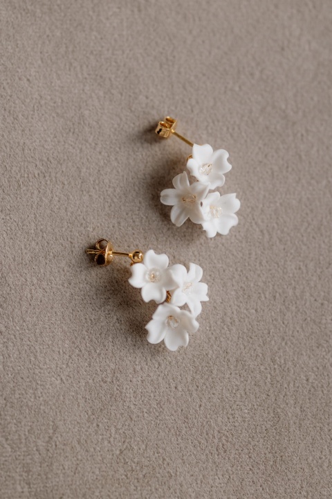 krótkie kolczyki ślubne z kwiatkami