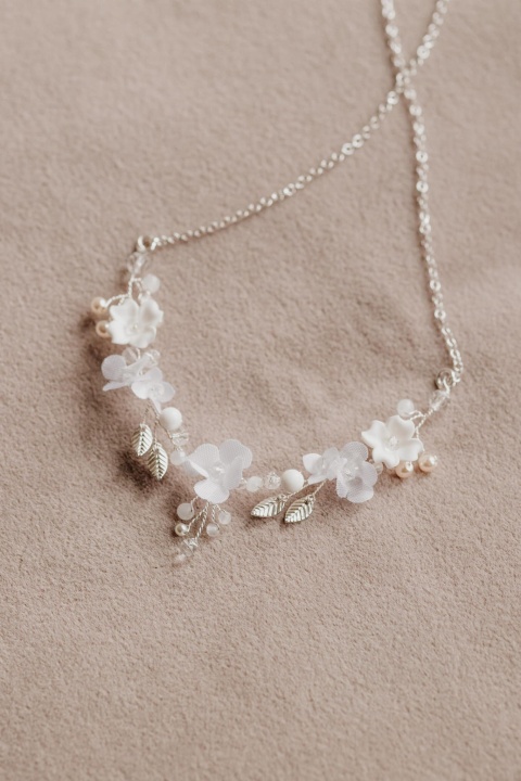 Naszyjnik damski ślubny z jedwabnymi kwiatkami i perłami Caprila