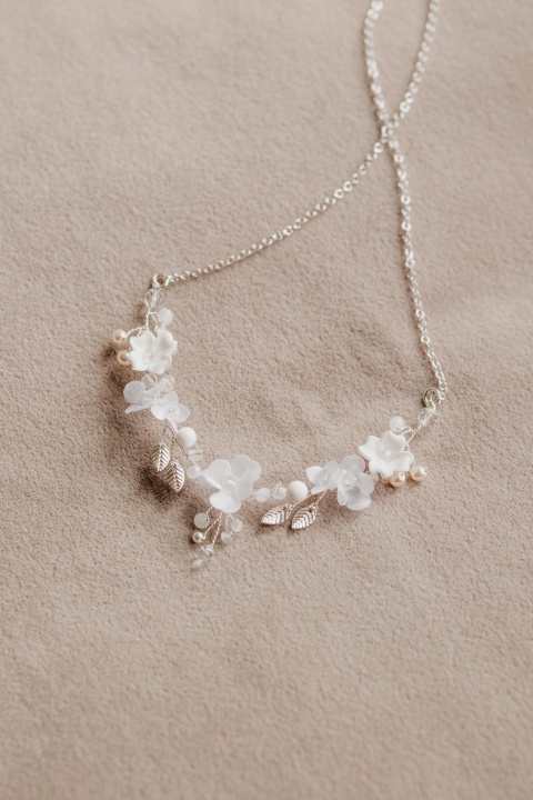 Naszyjnik damski ślubny z jedwabnymi kwiatkami i perłami Caprila