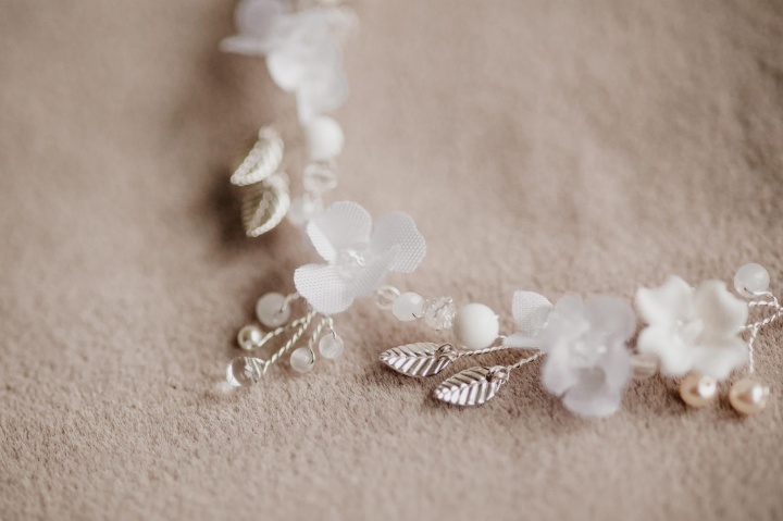 Naszyjnik damski ślubny z jedwabnymi kwiatkami i perłami Caprila