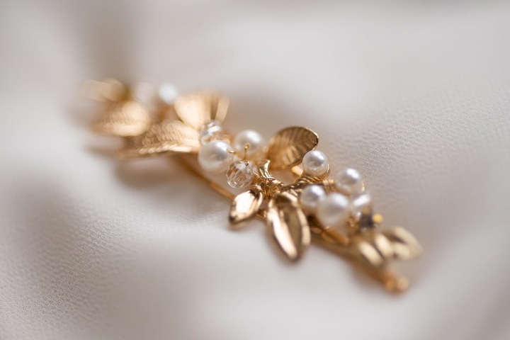 złota spinka do włosów z perłami Poli